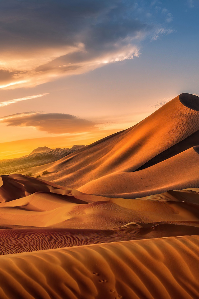 Песчаная дюна на закате солнца