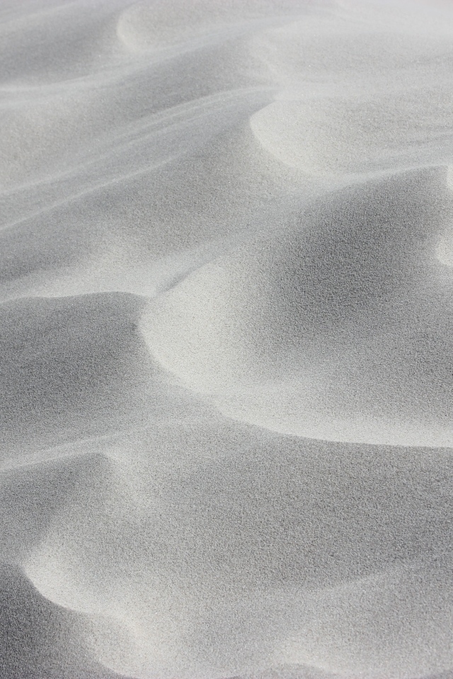 Волны на белом песке в пустыне 