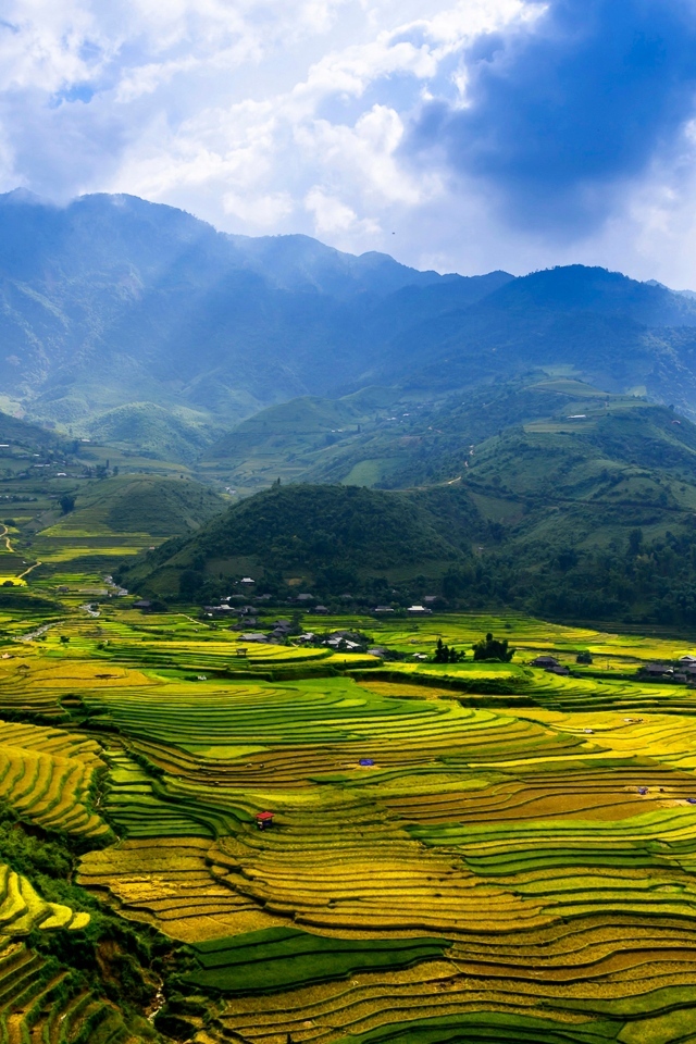 Вид на красивое поле в горах 