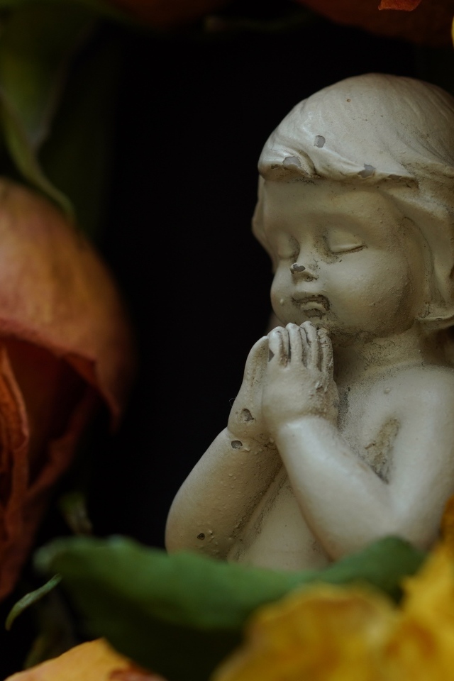 Статуэтка ангела с розами