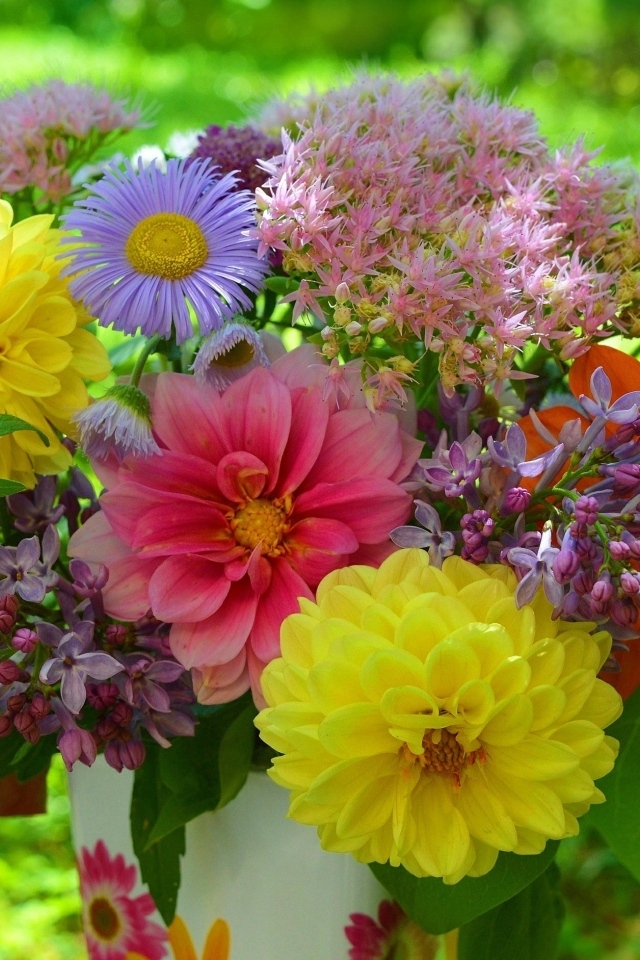 Красивый букет садовых цветов в вазе