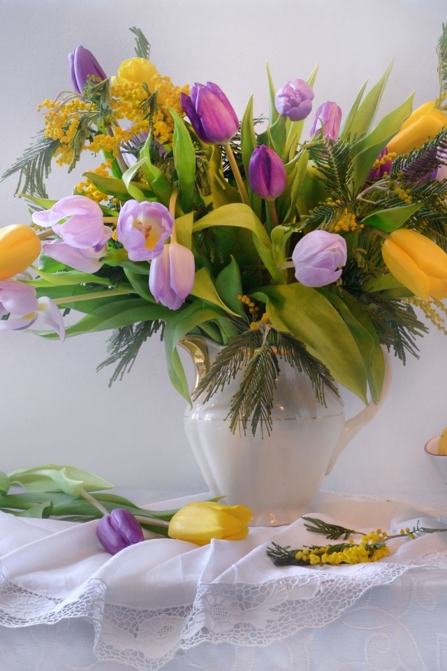 Красивый букет разноцветных тюльпанов с цветами мимозы