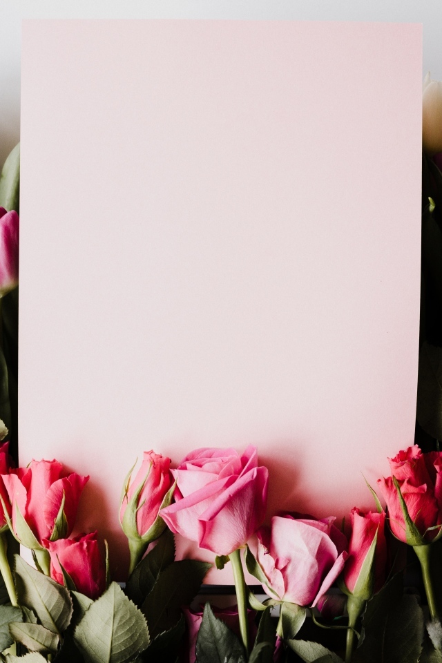 Красивый букет роз с тюльпанами и листом бумаги