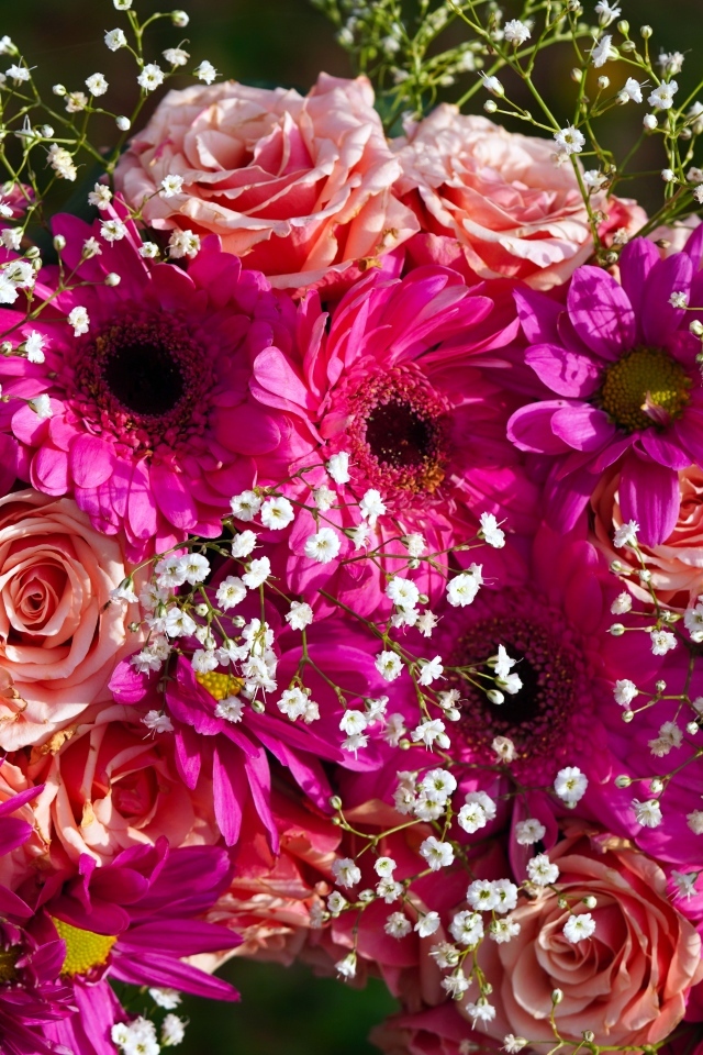 Красивый букет с розовыми розами, хризантемами и герберами