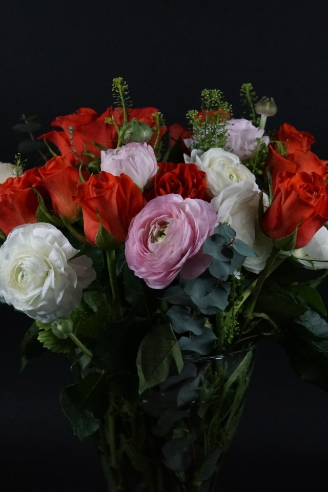 Красивый букет с цветами лютика и красной розы на черном фоне