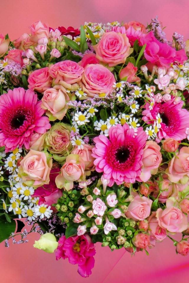 Красивый праздничный букет на розовом фоне