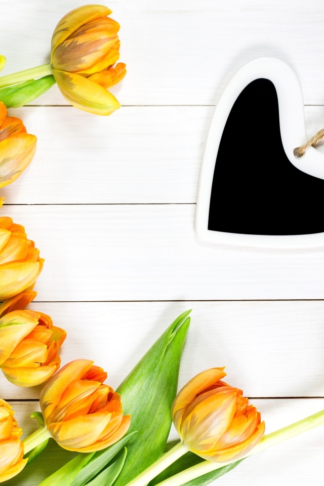 Букет оранжевых тюльпанов с сердцем на белом столе