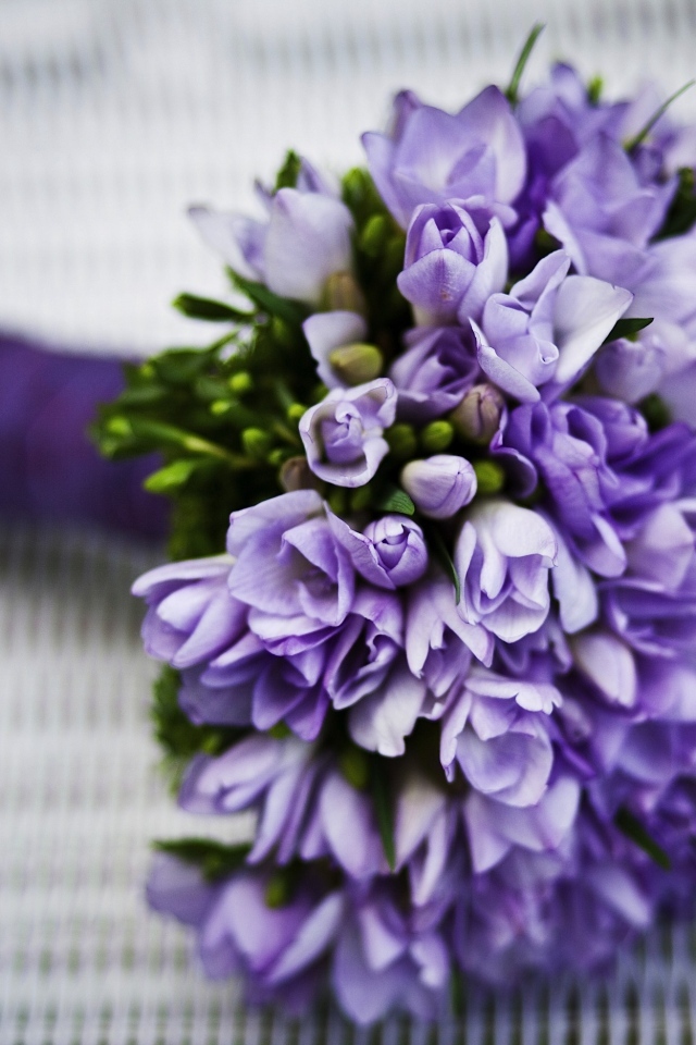 Букет фиолетовых цветов на столе 