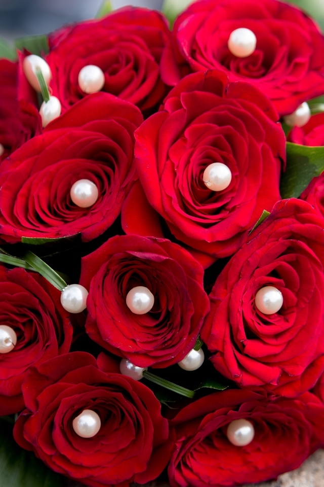 Букет красных роз с жемчугом