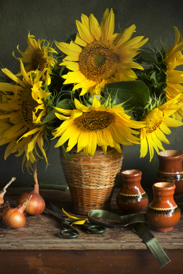 Букет цветов подсолнуха на столе с луком