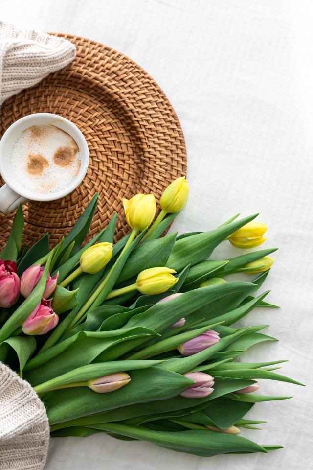 Букет тюльпанов с кофтой и чашкой кофе