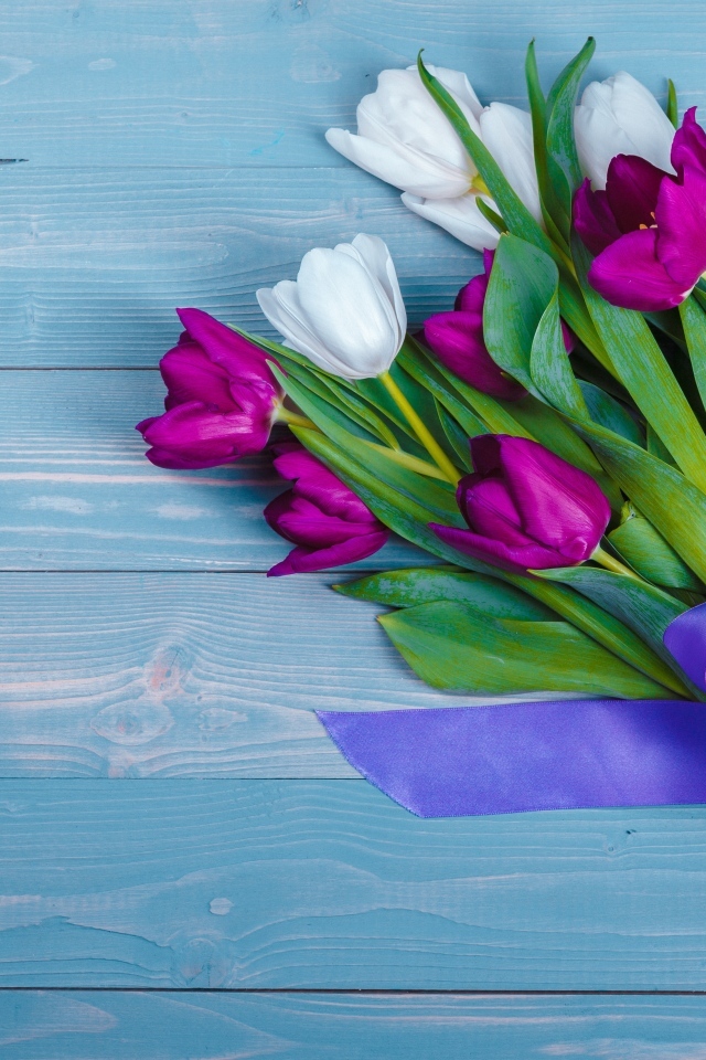 Букет белых и сиреневых тюльпанов с лентой