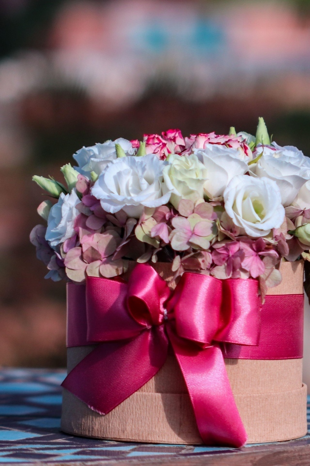 Букет с цветами розы и гортензии