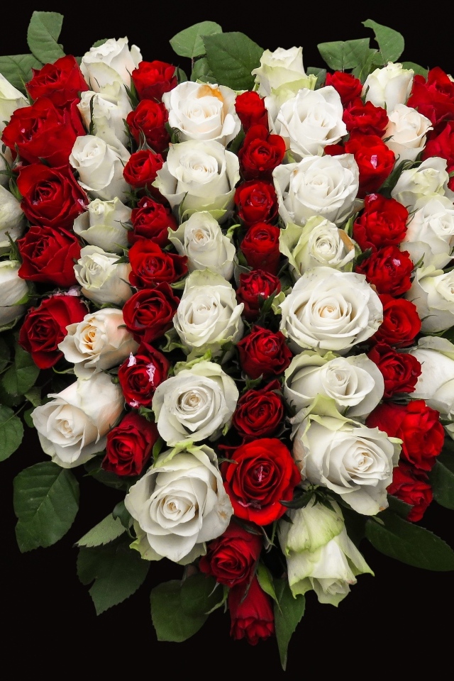 Букет в форме сердца из красных и белых роз
