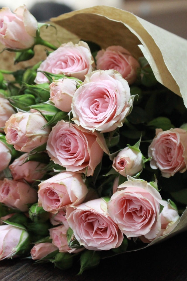 Большой букет розовых роз в бумажной упаковке