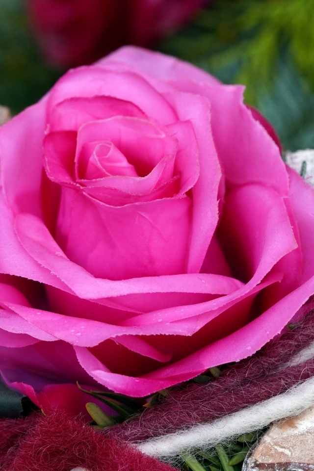 Розовая искусственная роза с декором