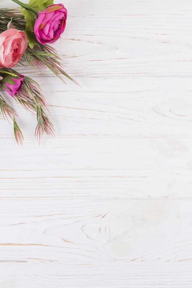 Розовые лютики на белом столе