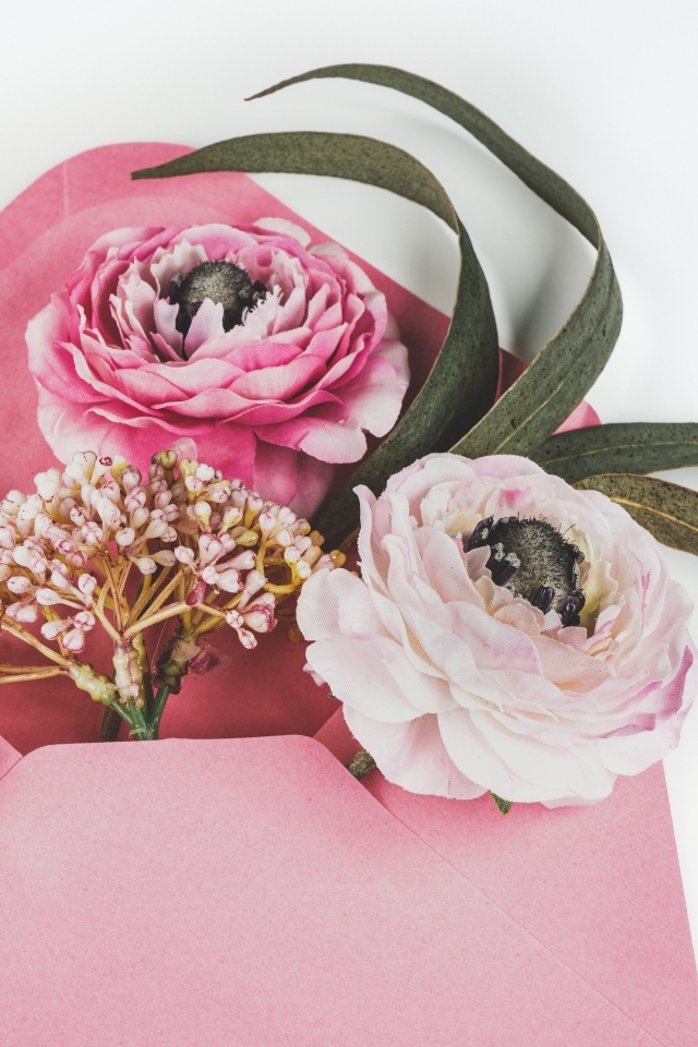 Розовый конверт с цветами 