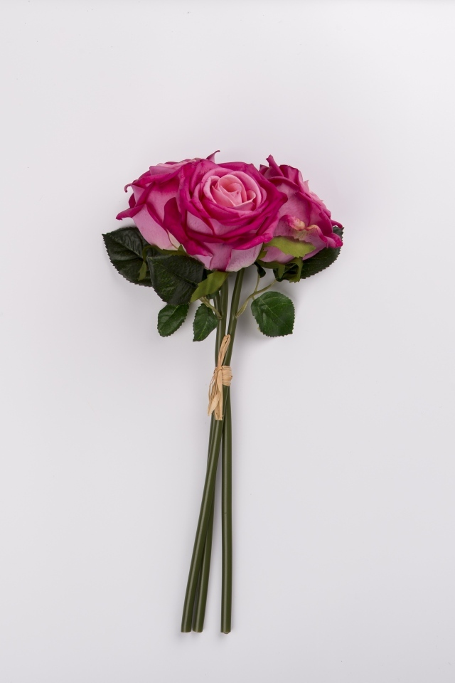 Три розы на сером фоне