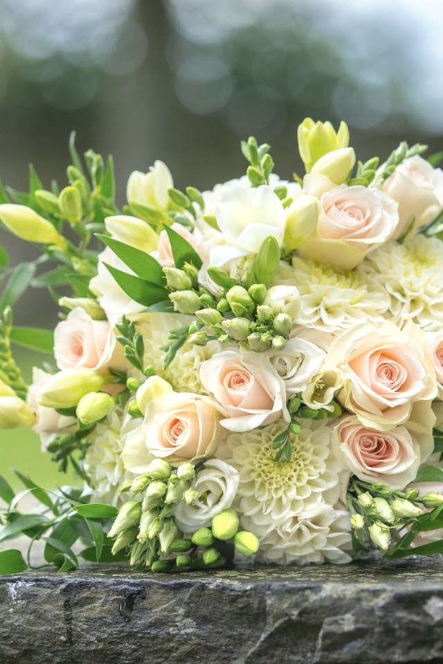 Свадебный букет стоит на камне