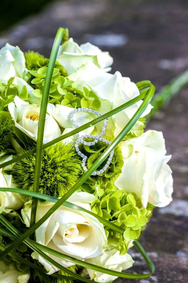 Свадебный букет с белыми розами