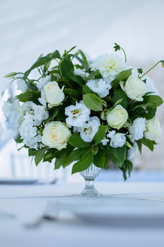 Белый свадебный букет в вазе на столе