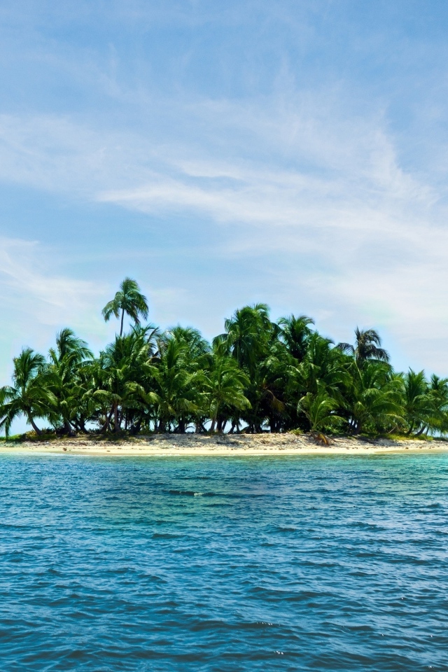 Маленький тропический остров в океане 