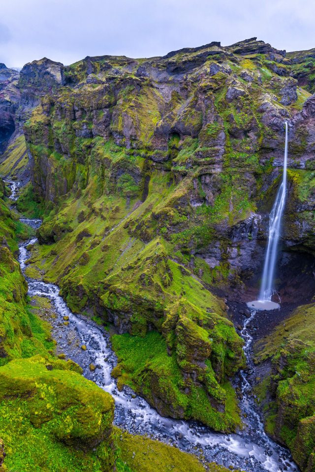 Ручью стекают по склонам высокого каньона