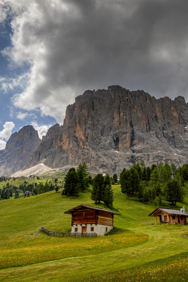 Горы Альпы под грозовым небом