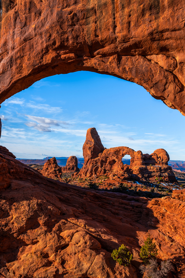 Арка в скале в лучах солнца