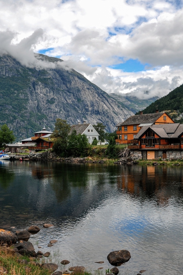 Красивые дома у горного озера под красивым небом