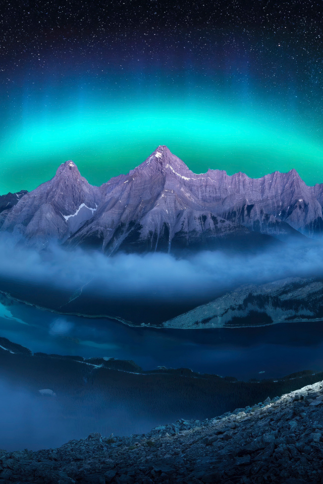 Красивый вид сверху на северное сияние над горами