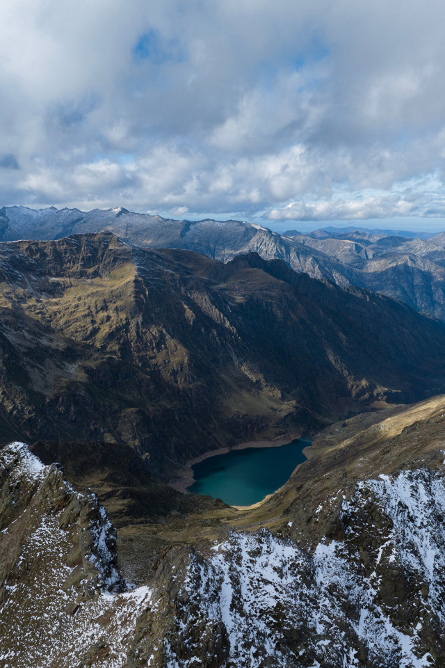 Красивый вид на величественные горы под белыми облаками