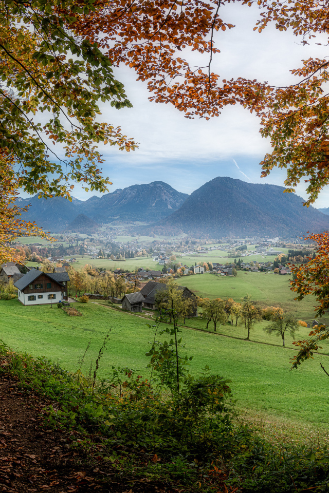 Красивый вид на живописные горы и город