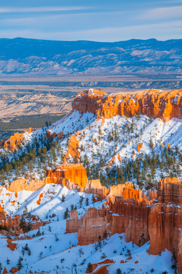 Красивый вид на заснеженный каньон