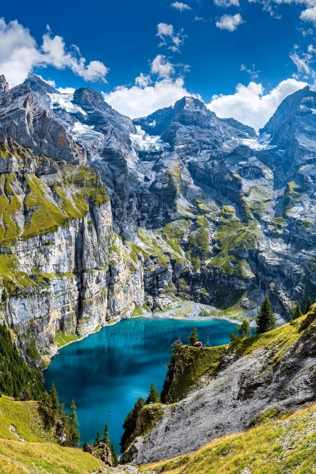 Голубое озеро в горах летом