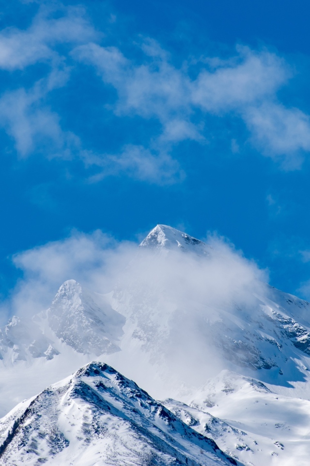 Голубое небо над покрытыми снегом горами