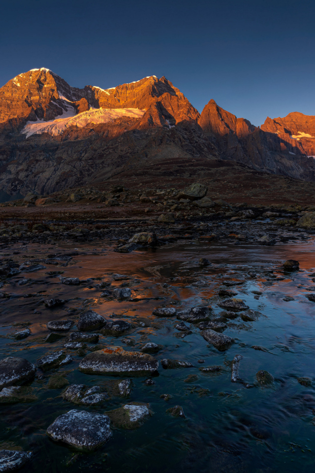 Рассвет солнца на горами у озера Гангабал