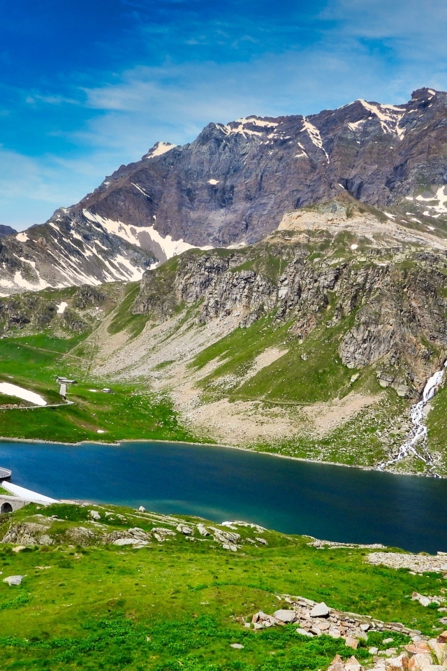 Высокие скалистые горы под голубым небом