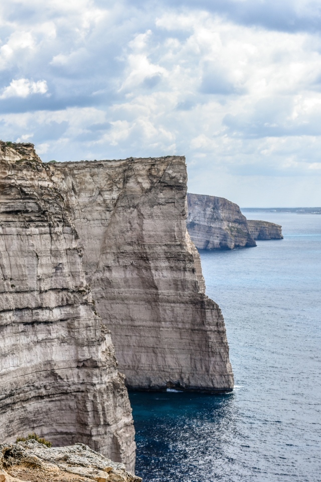 Высокие каменные утесы на берегу залива