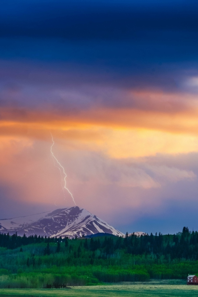 Молния ударила в вершину горы