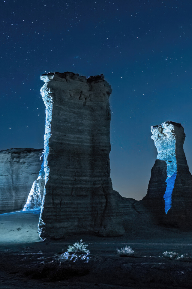 Горный монумент под ночным звездным небом