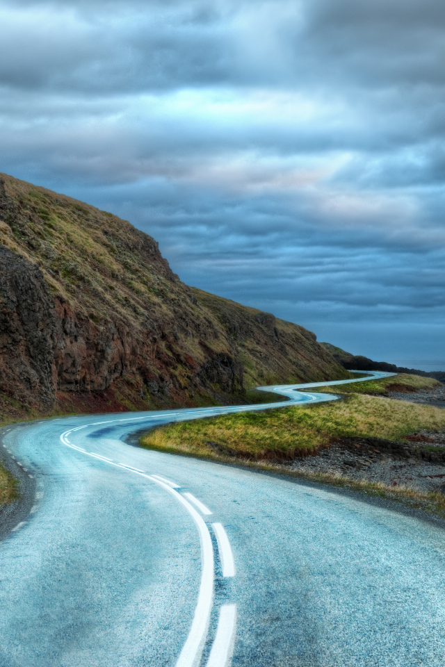 Дорога у гор под грозовым небом