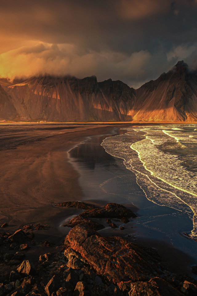 Горы на берегу спокойного озера