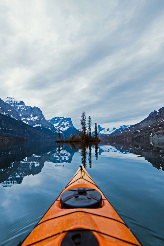 Горы окружают спокойную воду реки