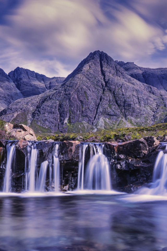 Красивый вид на горы и водопад