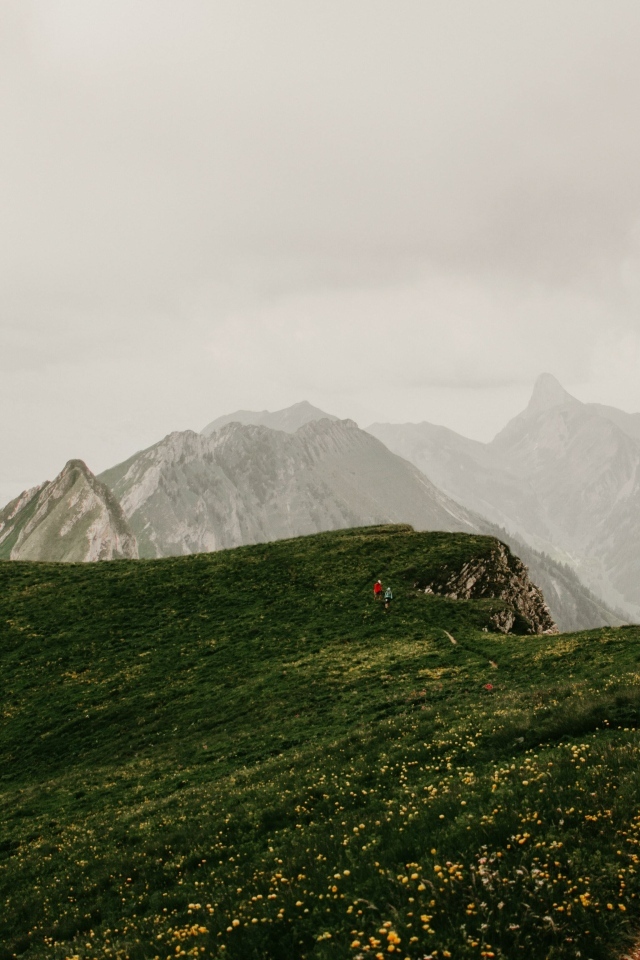 Тропа в покрытых зеленой травой горах