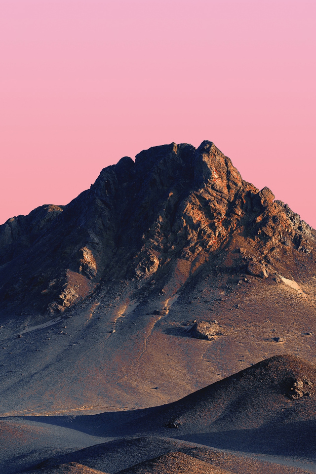 Розовое небо над вершиной горы