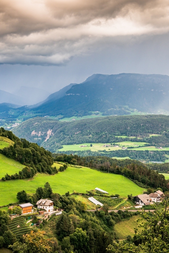 Дождь омывает покрытые зеленью горы