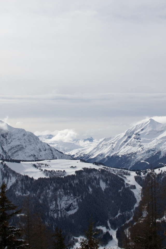 Острые вершины покрытых снегом гор